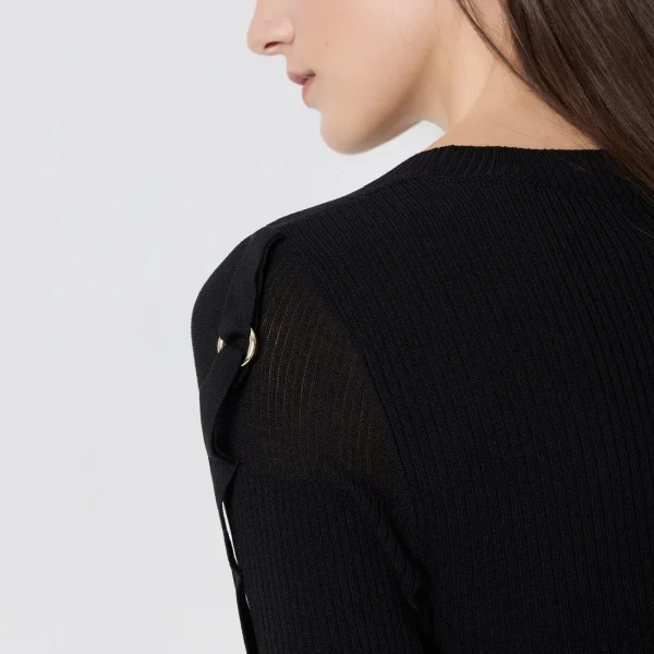 Jersey con puño de volante negro BSB, detalle del herraje del hombro Jersey con puño de volante negro BSB, detalle del herraje del hombro