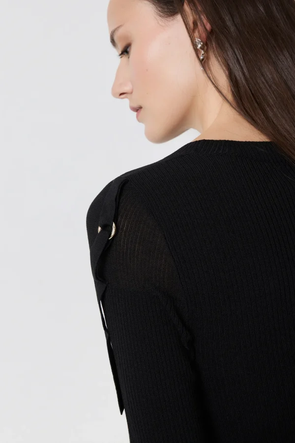 Jersey con puño de volante negro BSB, detalle del herraje del hombro Jersey con puño de volante negro BSB, detalle del herraje del hombro