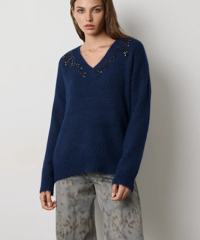 Jersey de cuello pico azul chambray BSB con pedrería, plano medio