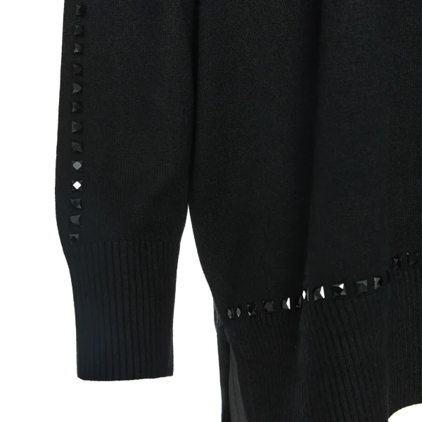 Detalle de la banda de pedrería en la manga del jersey oversize negro BSB