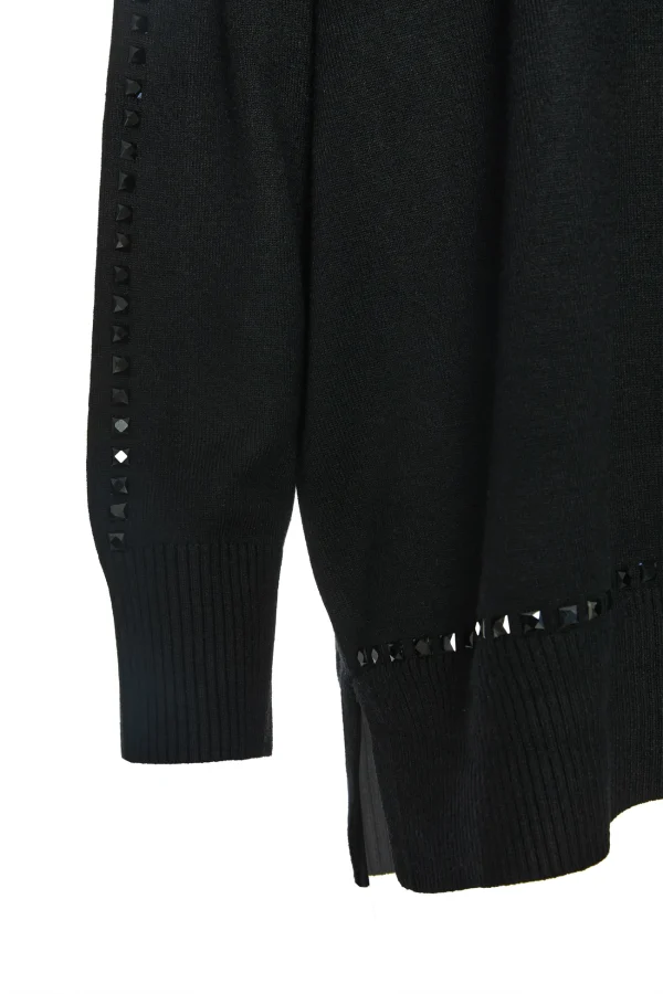 Detalle de la banda de pedrería en la manga del jersey oversize negro BSB
