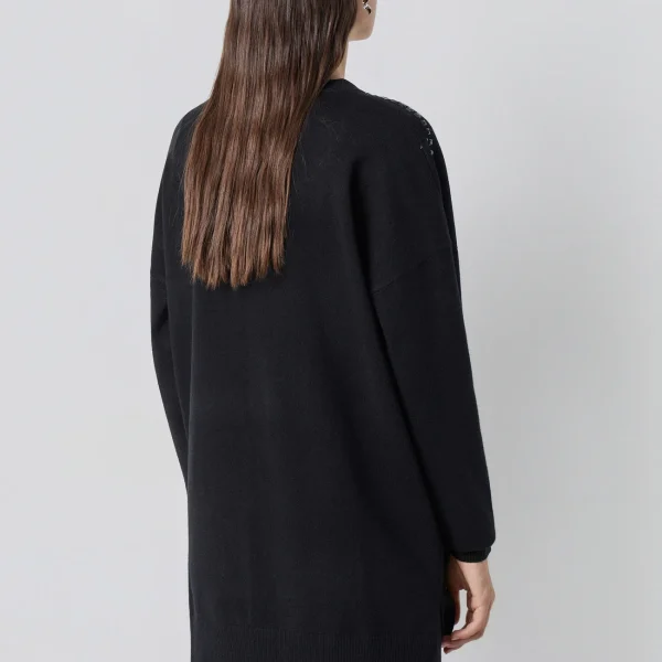 Jersey oversize negro BSB con banda de pedrería, modelo de espalda