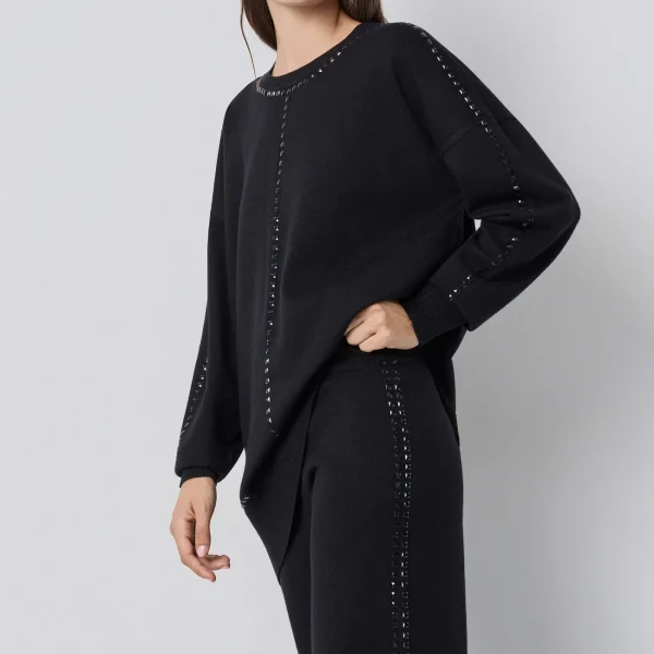 Jersey oversize negro BSB con banda de pedrería, modelo de lado