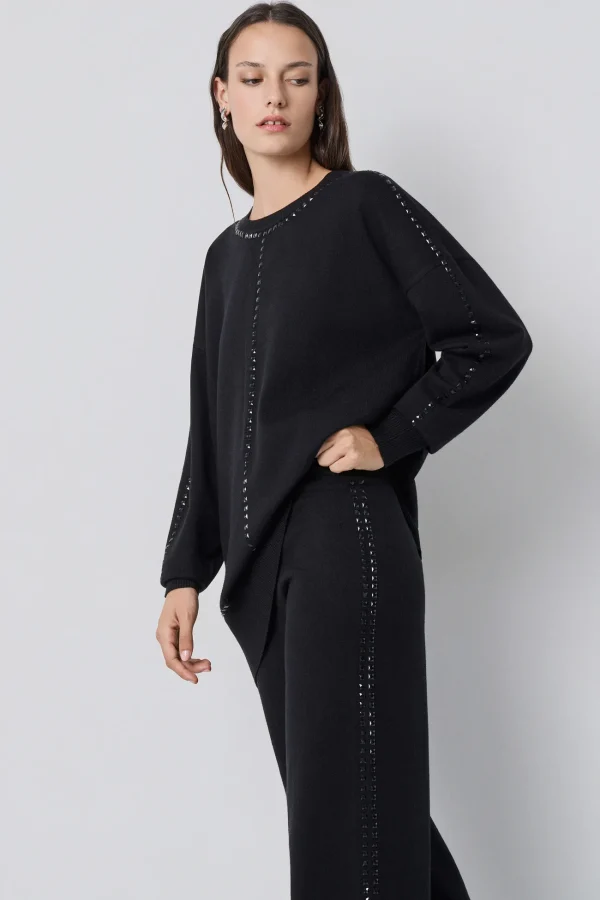 Jersey oversize negro BSB con banda de pedrería, modelo de lado