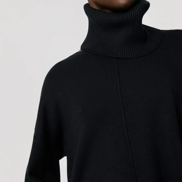 Jersey oversize de cuello alto negro BSB, detalle del cuello vuelto canalé