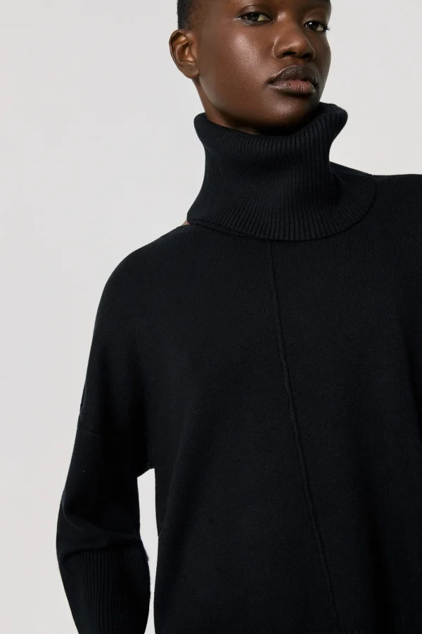 Jersey oversize de cuello alto negro BSB, detalle del cuello vuelto canalé