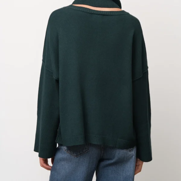 Jersey oversize de cuello alto verde oscuro BSB, espalda con el cuello vuelto