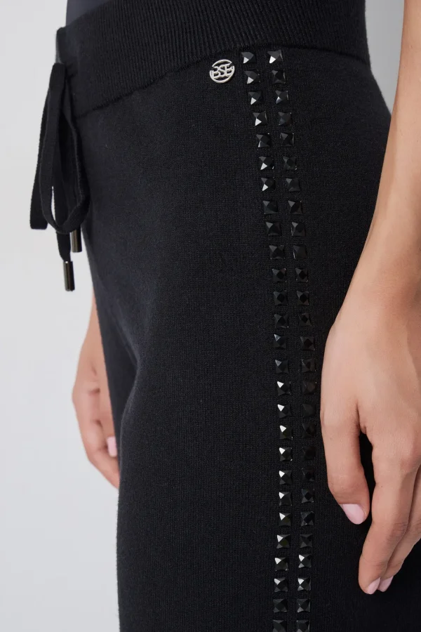 Pantalón ancho de punto negro BSB, detalle de la pedrería y el cordón Pantalón ancho de punto negro BSB, detalle de la pedrería y el cordón