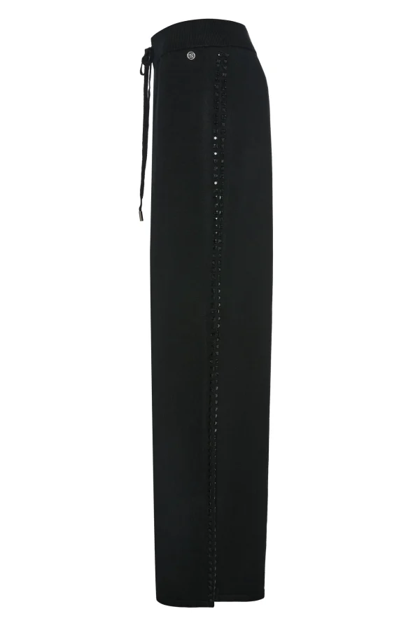 Pantalón ancho de punto negro BSB, vista lateral mostrando el drapeado Pantalón ancho de punto negro BSB, vista lateral mostrando el drapeado