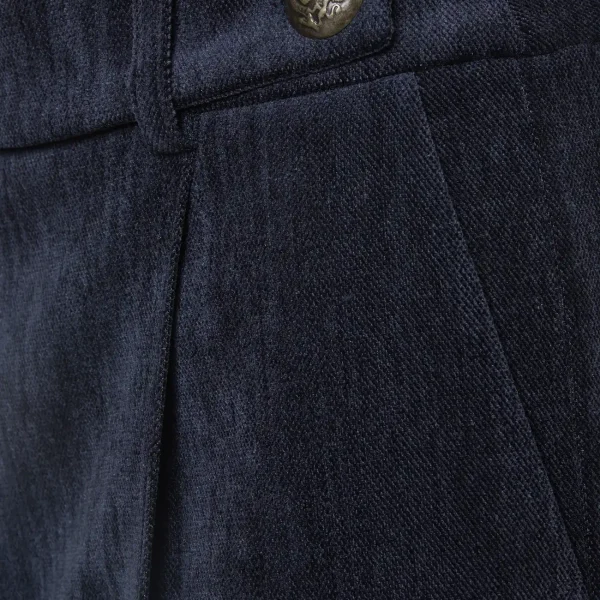 Detalle del botón y la trabilla de la cintura del pantalón de pana azul marino BSB Detalle del botón y la trabilla de la cintura del pantalón de pana azul marino BSB