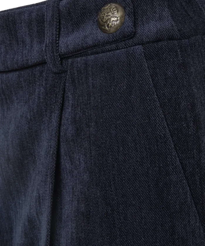 Detalle del botón y la trabilla de la cintura del pantalón de pana azul marino BSB