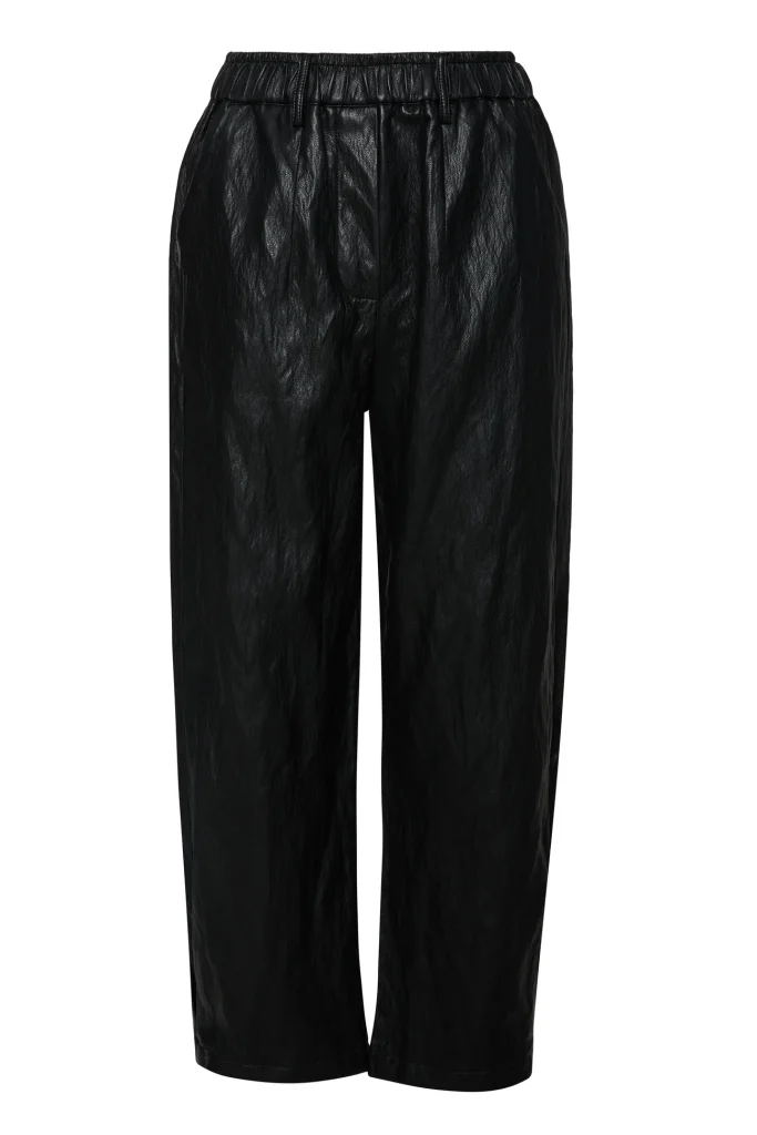 Pantalón ancho polipiel negro BSB de corte globo y largo cropped