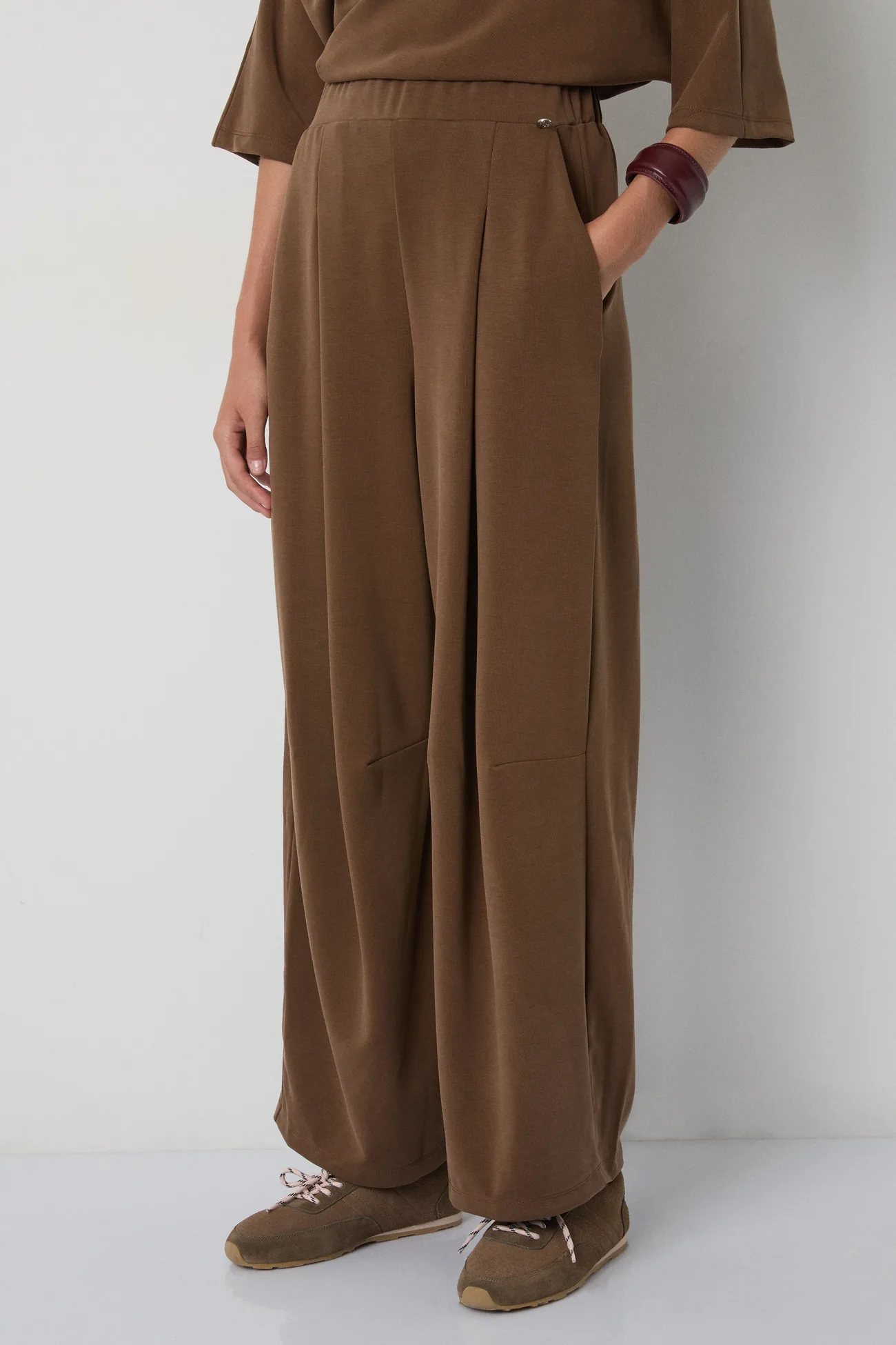 Mujer con el pantalón Satén de BSB, palazzo satinado color toffee con cinturilla de goma