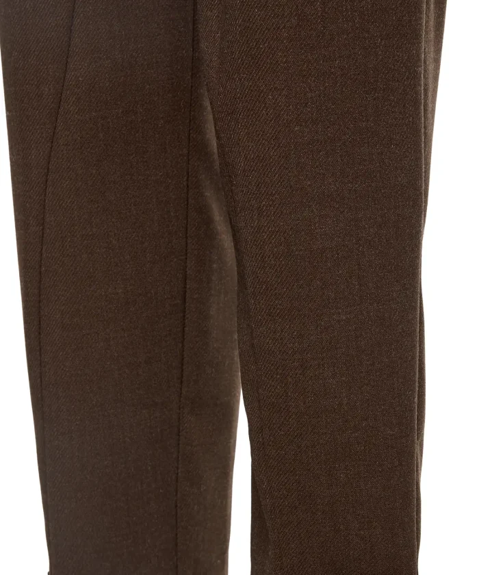 Detalle de la trabilla y hebilla del bajo del pantalón sastre marrón BSB