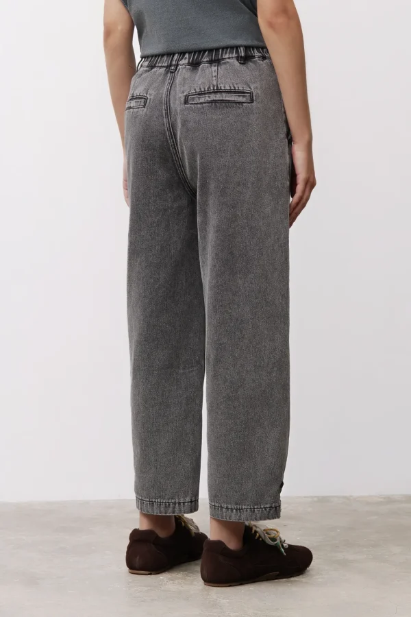Pantalón vaquero globo denim gris BSB, vista trasera con los bolsillos