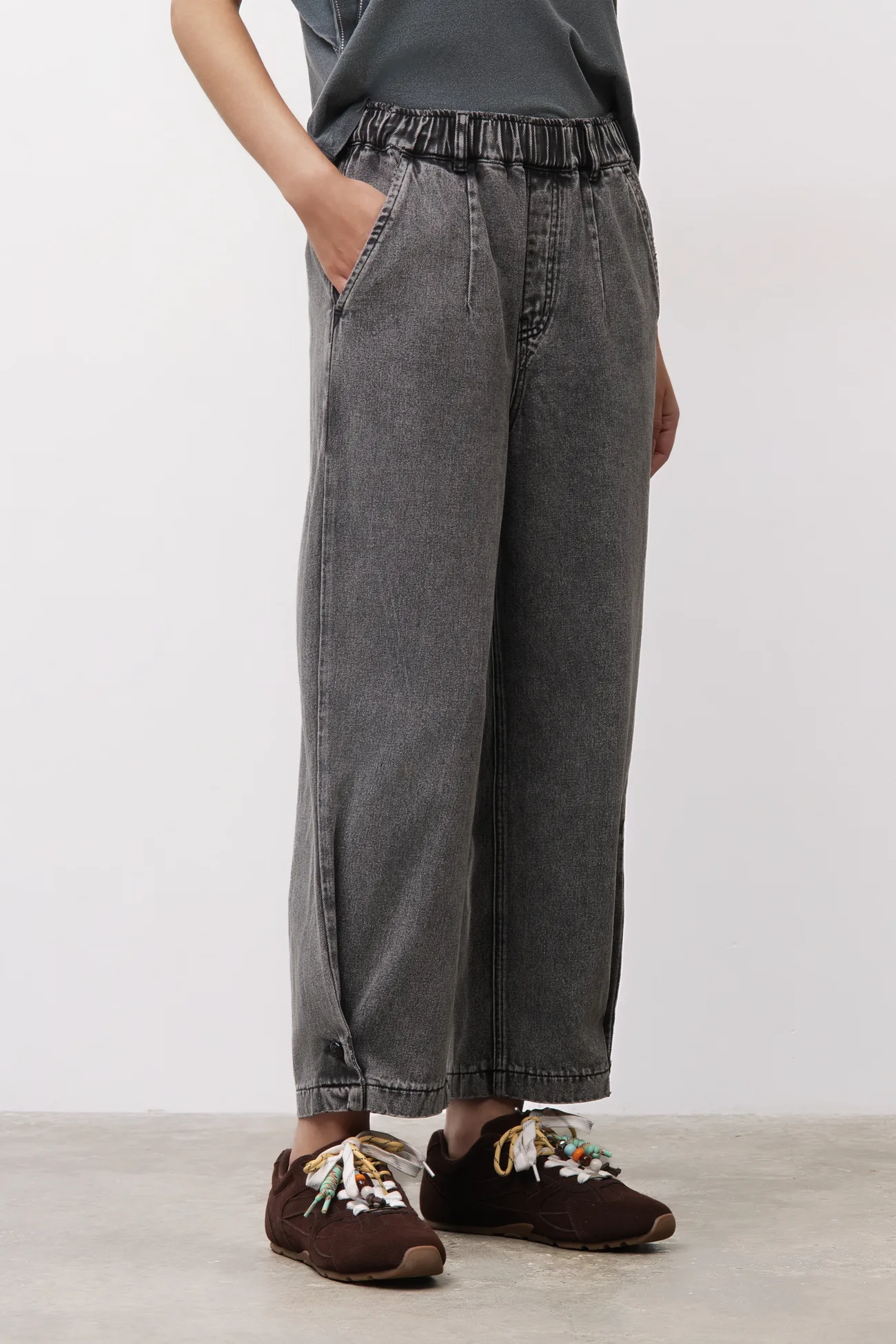 Cómo lavar los vaqueros con elastano: pantalón globo denim gris BSB puesto, detalle de la cintura elástica