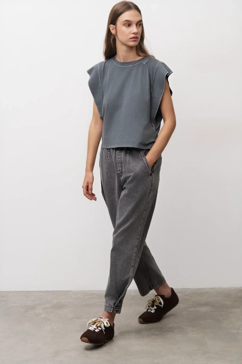 Pantalón vaquero globo denim gris BSB, modelo de cuerpo entero