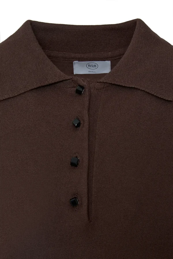 Detalle del cuello camisero y los botones del polo marrón BSB Detalle del cuello camisero y los botones del polo marrón BSB