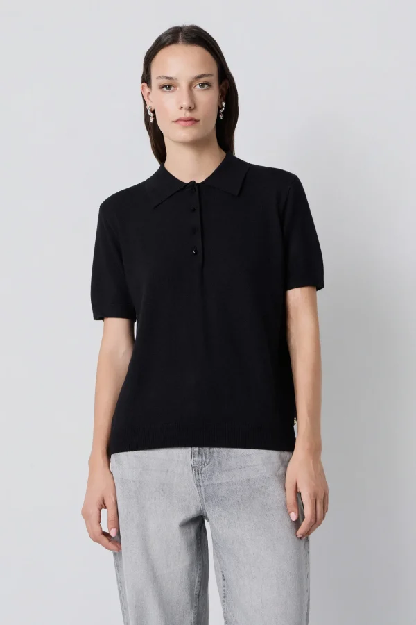 Polo de punto negro BSB, primer plano del cuello camisero y los botones Polo de punto negro BSB, primer plano del cuello camisero y los botones