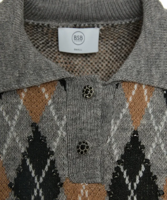 Detalle del cuello y los botones joya del polo de rombos gris BSB