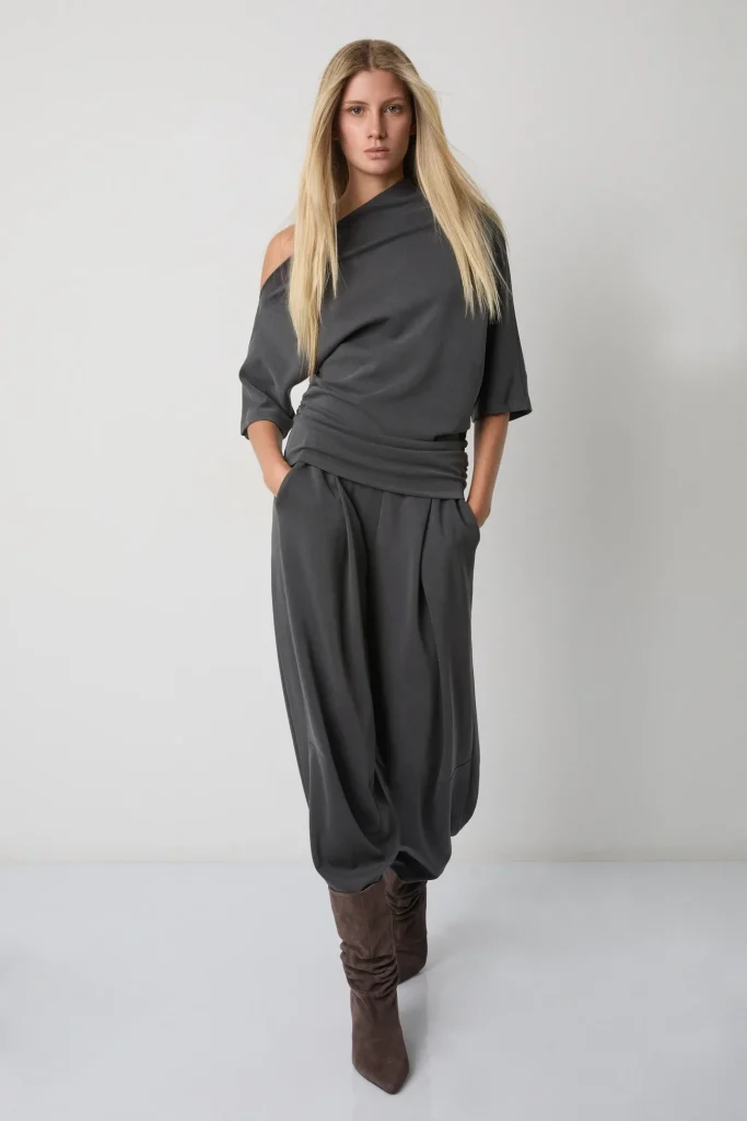 Top asimétrico drapeado gris oscuro BSB, cuerpo entero sobre modelo