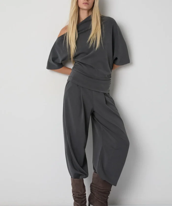Top asimétrico drapeado gris oscuro BSB, modelo con hombro al aire