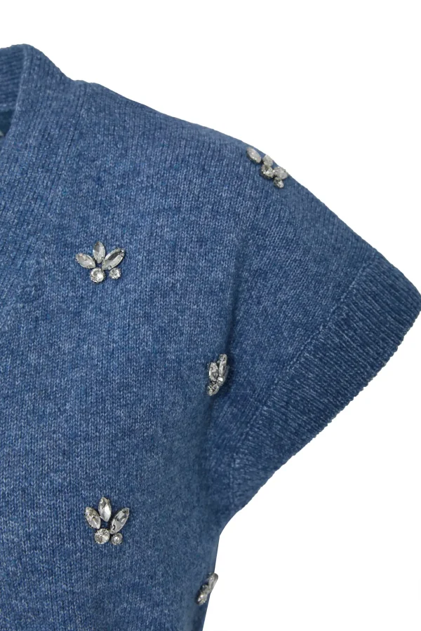 Detalle de la pedrería sobre el punto azul chambray del top cruzado BSB Detalle de la pedrería sobre el punto azul chambray del top cruzado BSB