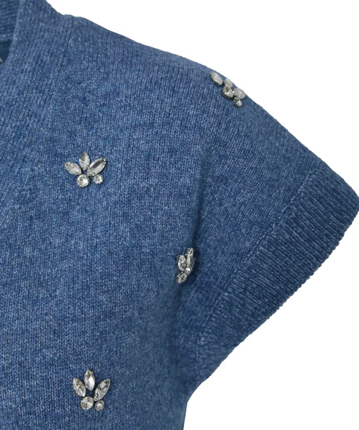 Detalle de la pedrería sobre el punto azul chambray del top cruzado BSB