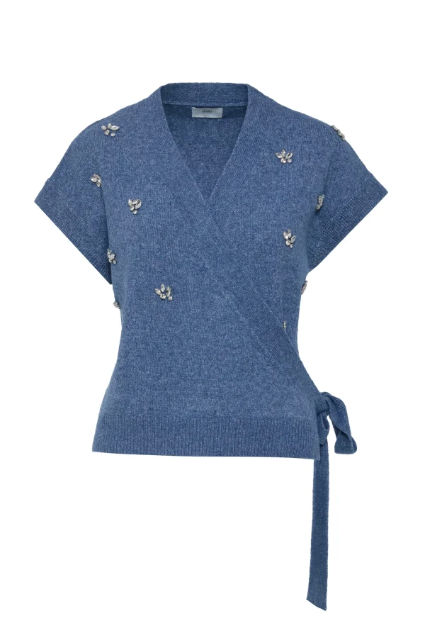 Top cruzado de punto azul chambray BSB con pedrería, vista de frente Top cruzado de punto azul chambray BSB con pedrería, vista de frente