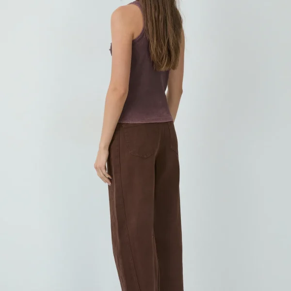 Top de canalé teja BSB, vista de espalda en look completo