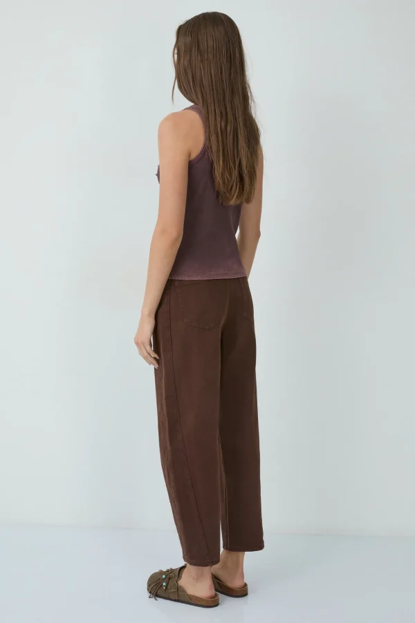 Top de canalé teja BSB, vista de espalda en look completo