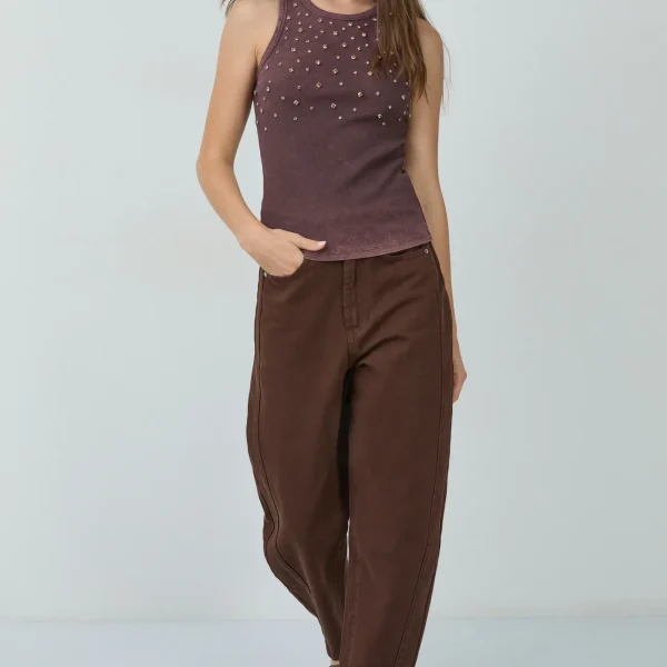 Top de canalé teja BSB con pedrería, look completo sobre modelo