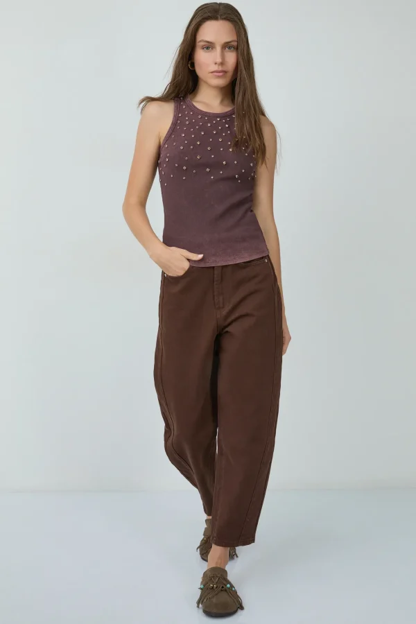 Top de canalé teja BSB con pedrería, look completo sobre modelo