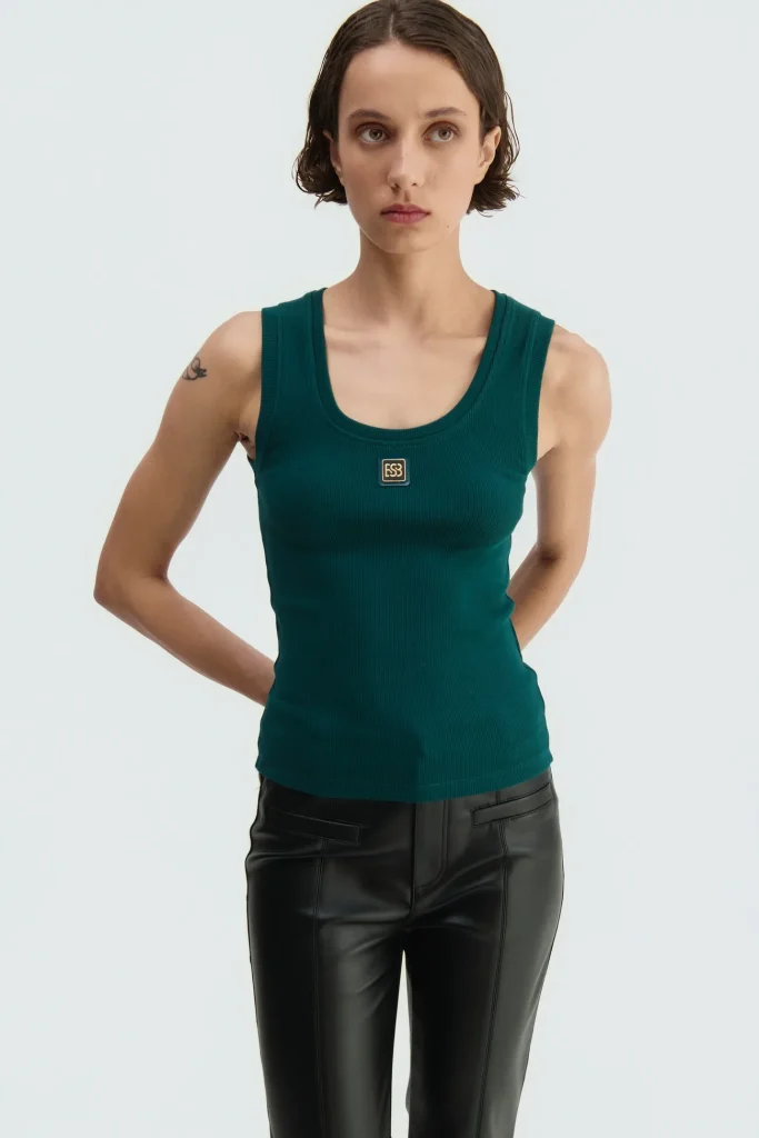 Top de tirantes canalé verde oscuro BSB, vista frontal sobre modelo