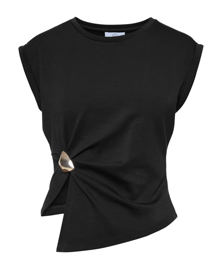 Top negro drapeado con broche joya dorado BSB, vista de frente