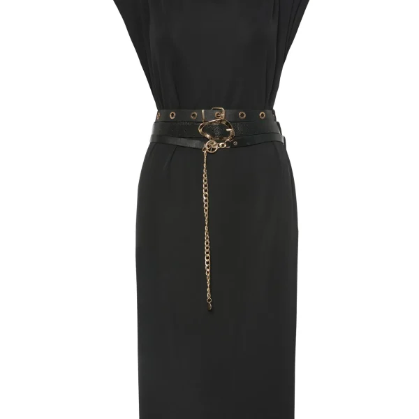 Vestido midi negro con cinturón de piel y cadena dorada BSB, vista de frente Vestido midi negro cinturón BSB con cadena dorada