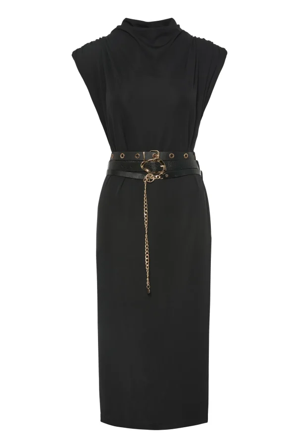 Vestido midi negro con cinturón de piel y cadena dorada BSB, vista de frente Vestido midi negro cinturón BSB con cadena dorada