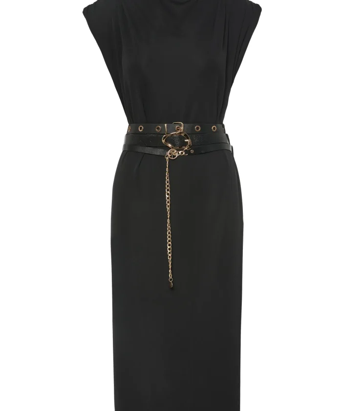 Vestido midi negro con cinturón de piel y cadena dorada BSB, vista de frente Vestido midi negro cinturón BSB con cadena dorada