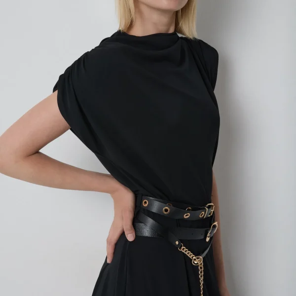 Vestido midi negro BSB sobre modelo luciendo el cinturón de anillas Vestido midi negro BSB sobre modelo luciendo el cinturón de anillas
