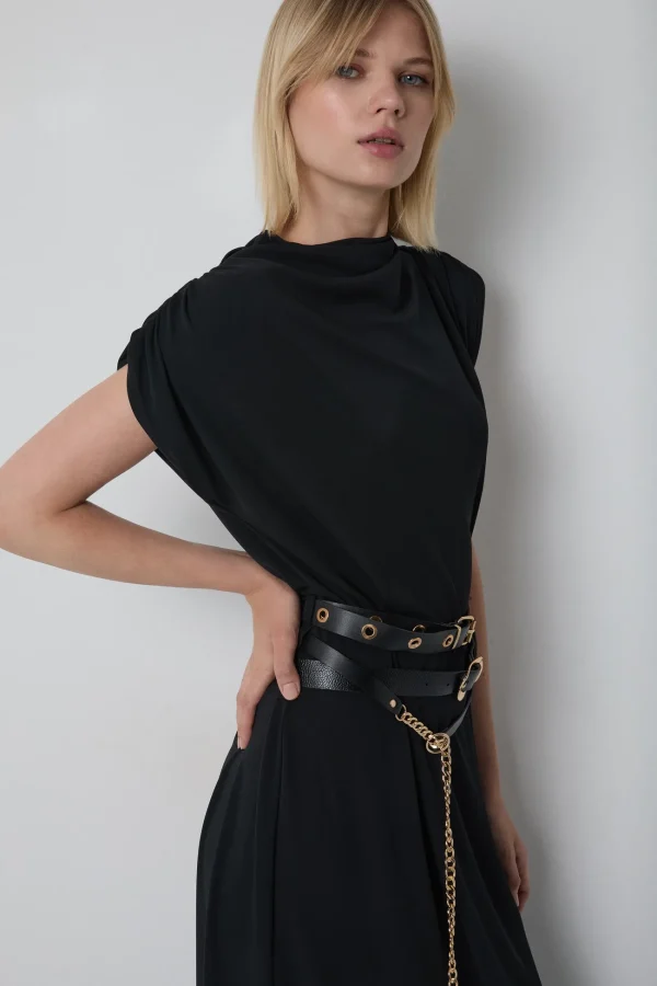 Vestido midi negro BSB sobre modelo luciendo el cinturón de anillas Vestido midi negro BSB sobre modelo luciendo el cinturón de anillas