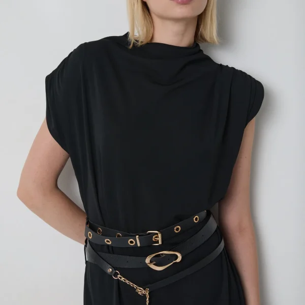 Vestido midi negro BSB, cuello alto fruncido y cinturón con cadena dorada Vestido midi negro BSB, cuello alto fruncido y cinturón con cadena dorada