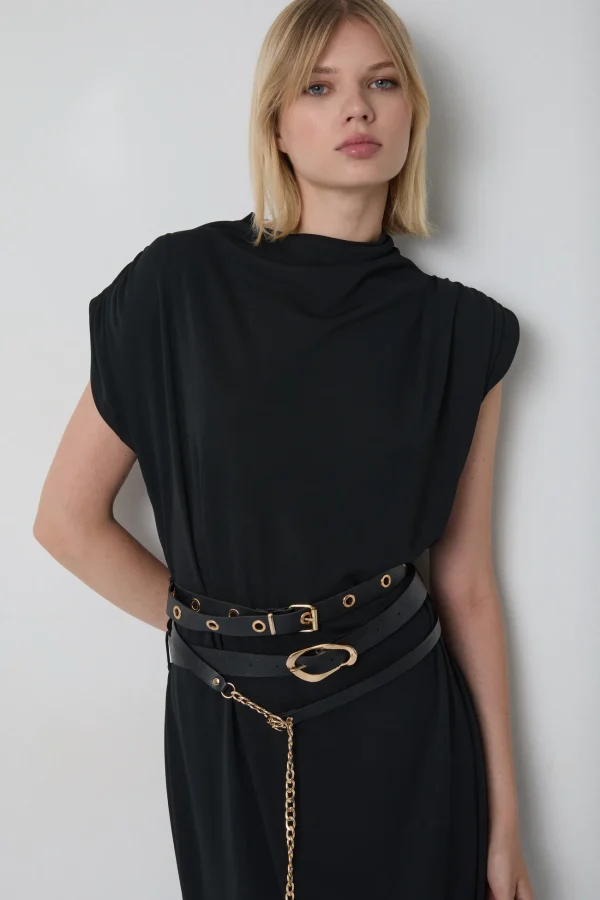 Vestido midi negro BSB, cuello alto fruncido y cinturón con cadena dorada Vestido midi negro BSB, cuello alto fruncido y cinturón con cadena dorada