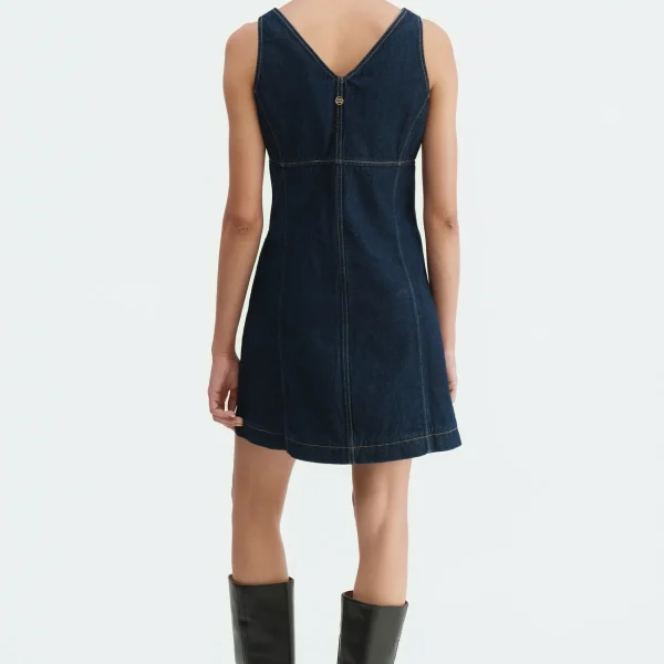 Vestido midi vaquero denim BSB, modelo de espalda mostrando el escote en V Vestido midi vaquero denim BSB, modelo de espalda mostrando el escote en V