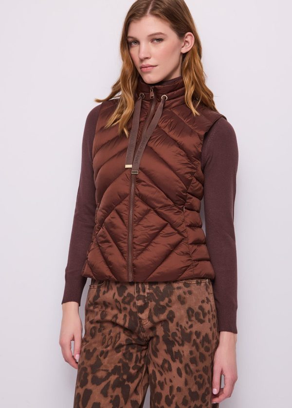 Chaleco acolchado cuello alto Gaudí Jeans en chocolate