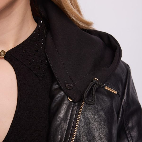 Chaqueta de ecopiel negra con capucha Gaudí Jeans