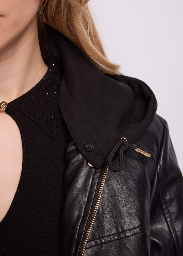 Chaqueta de ecopiel negra con capucha Gaudí Jeans