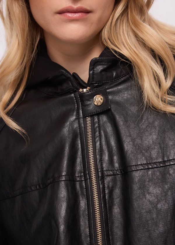 Chaqueta de ecopiel negra con capucha Gaudí Jeans
