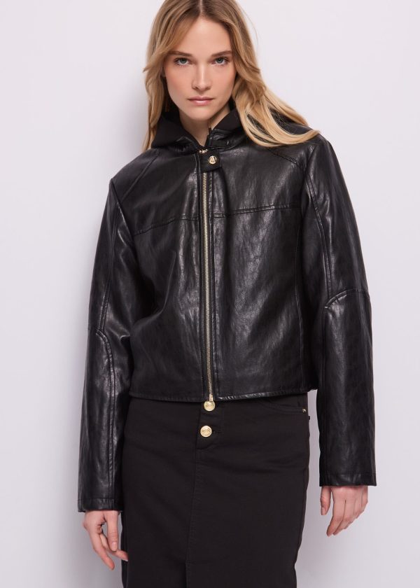 Chaqueta de ecopiel negra con capucha Gaudí Jeans