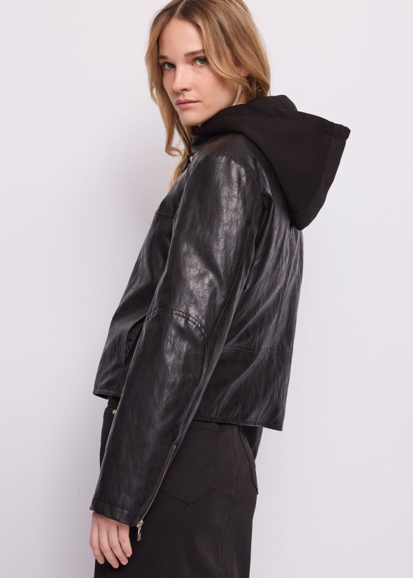 Chaqueta de ecopiel negra con capucha Gaudí Jeans