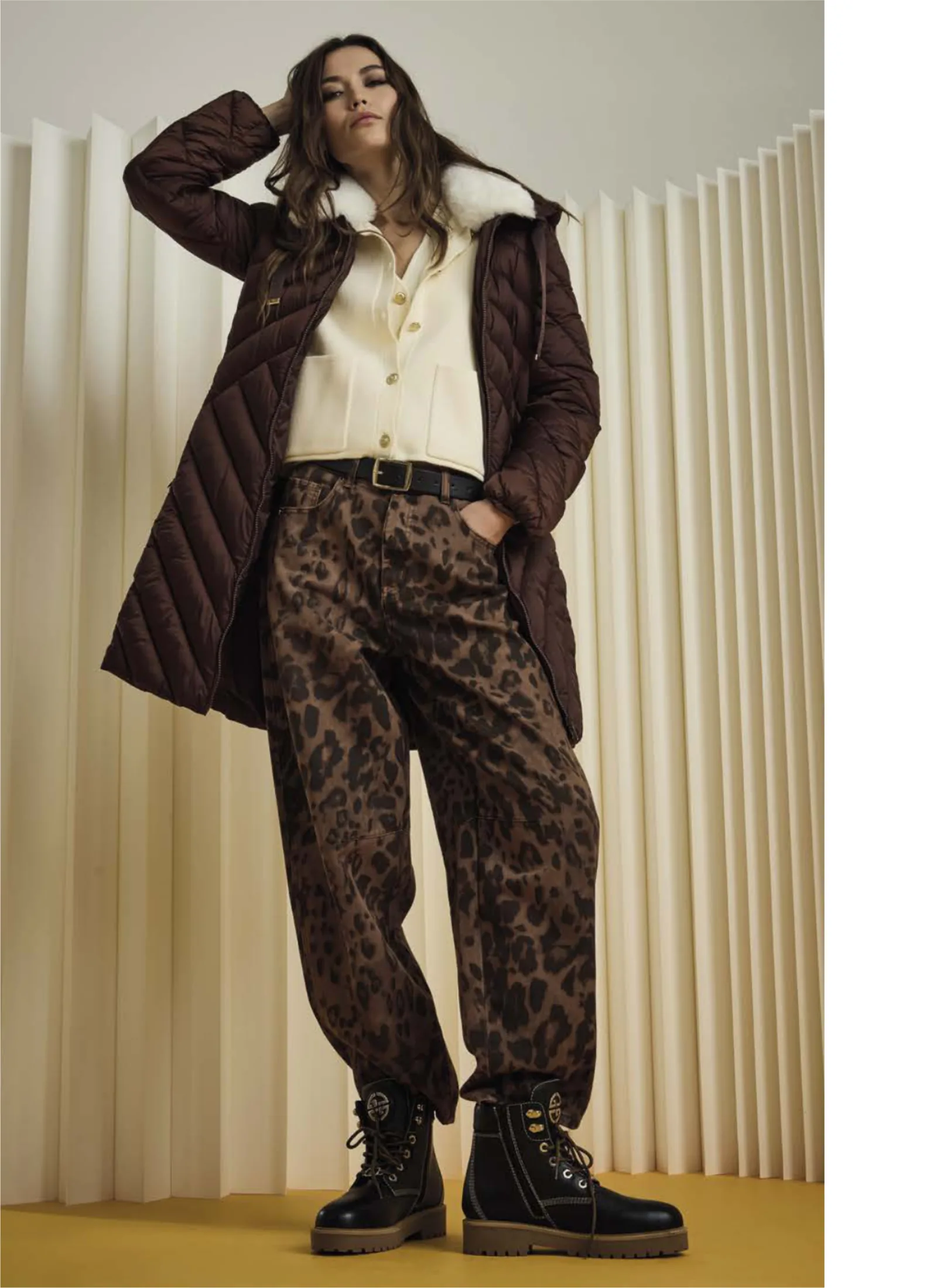 Chaqueta acolchada larga chocolate con pantalón de leopardo Gaudí Jeans FW26